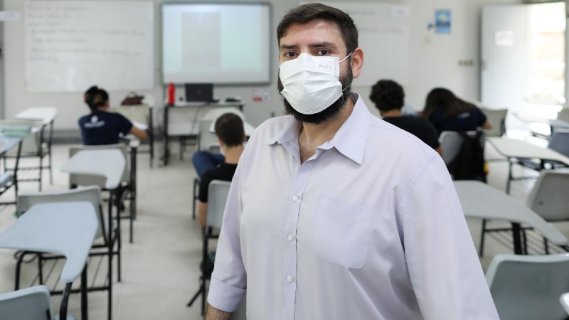 Daniel Camurça leva a paixão pelos quadrinhos para a sala de aula (Foto: Ares Soares)