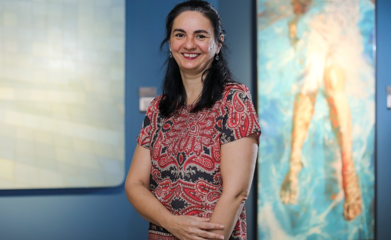 A professora Daniela Araújo Costa, filha de professor, gosta de ir ao Espaço Cultural Unifor com a família (Foto: Ares Soares)
