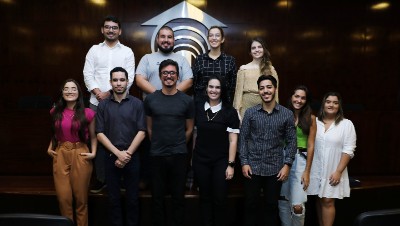 Vitor Peçanha (de óculos, ao centro da foto) com os estudantes dos quatro Centros de Ciências que vão contribuir com o diálogo permanente com a Diretoria de Comunicação, Marketing e Comercial (Foto: Ares Soares)