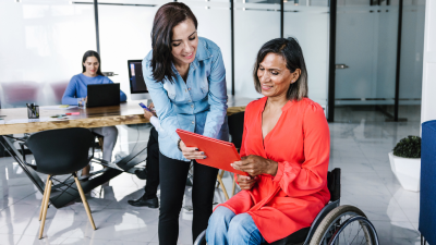 A ideia do projeto é que as próprias pessoas com deficiência atuem como facilitadores em ambientes virtuais voltados à acessibilidade (Foto: Getty Images)