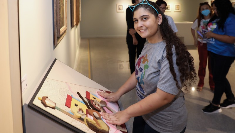 A estudante Samanta Menezes Bisauchet conheceu a obra símbolo da exposição, Figuras, de Di Cavalcanti (Foto: Ares Soares)