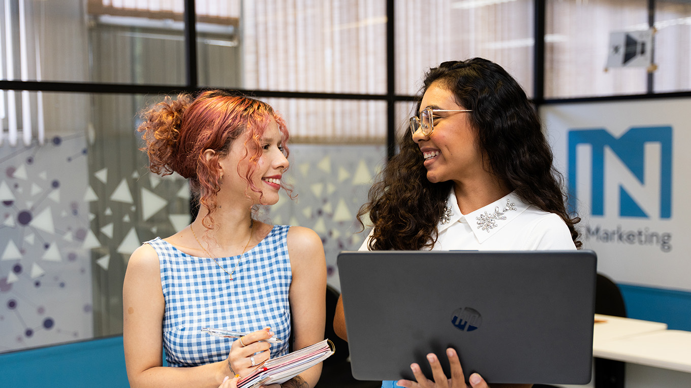 Jovens analisam plano de marketing