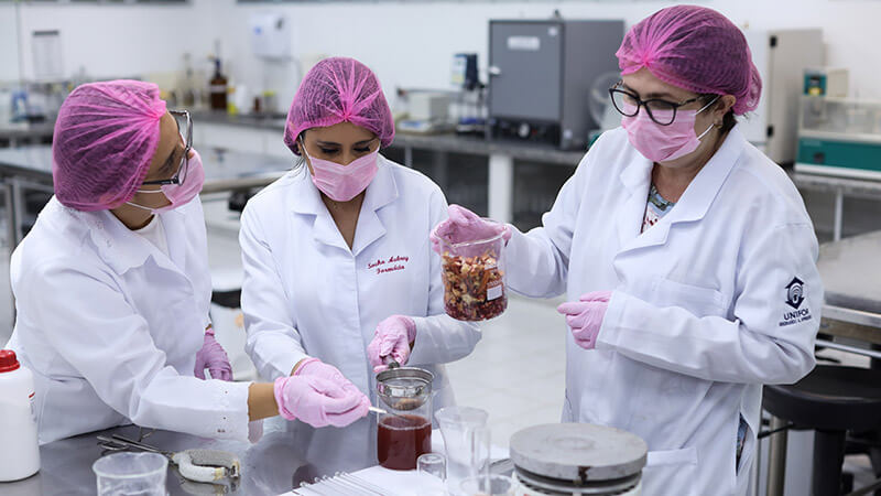 O curso de graduação em Farmácia da Unifor conta com corpo docente de excelência e estrutura de laboratórios de última geração. Foto: Ares Soares