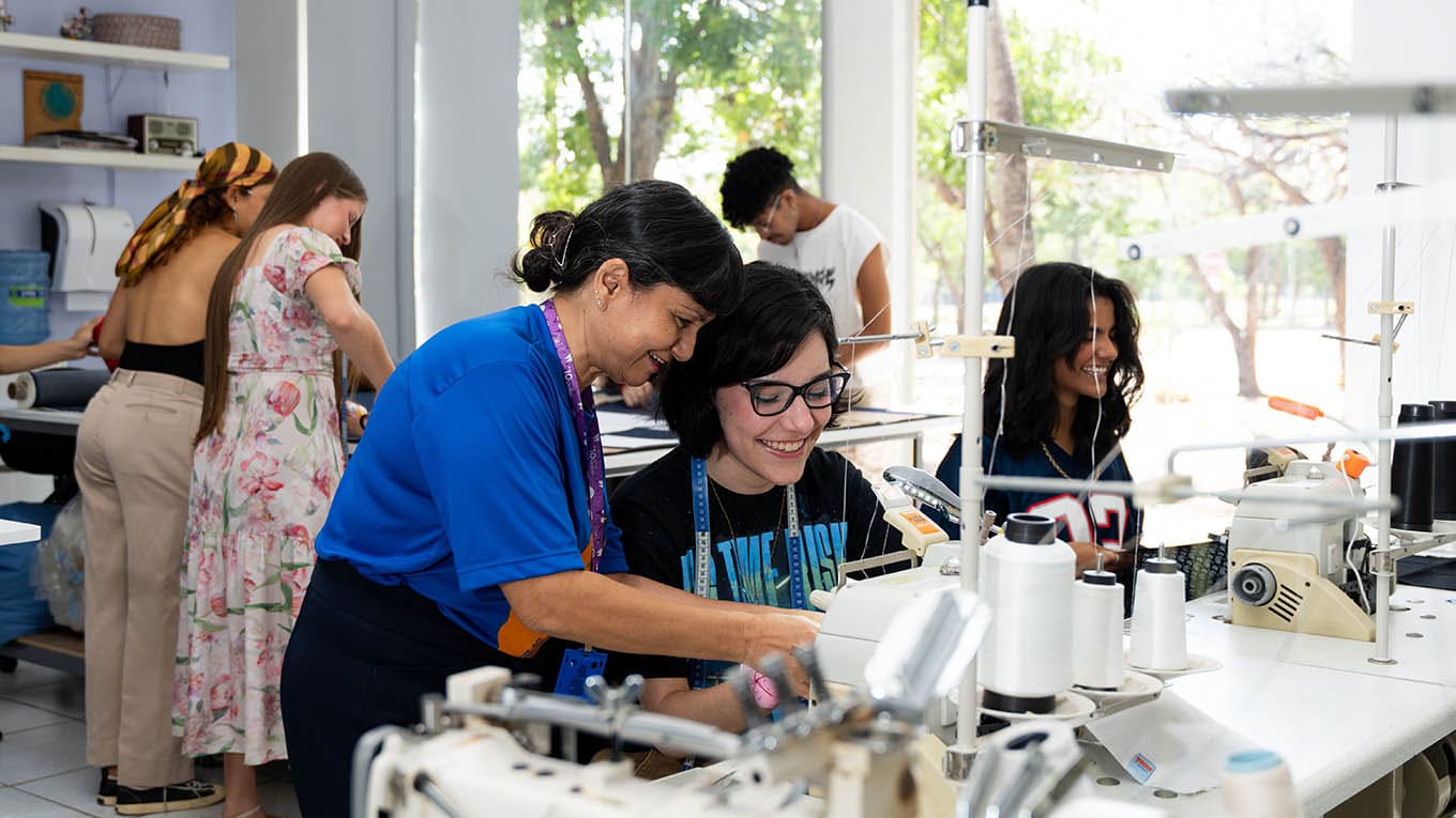 Jovem realiza modelagem no ateliê do curso de Moda