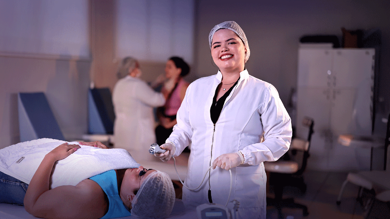 Mulher de máscara e luvas atende paciente deitada