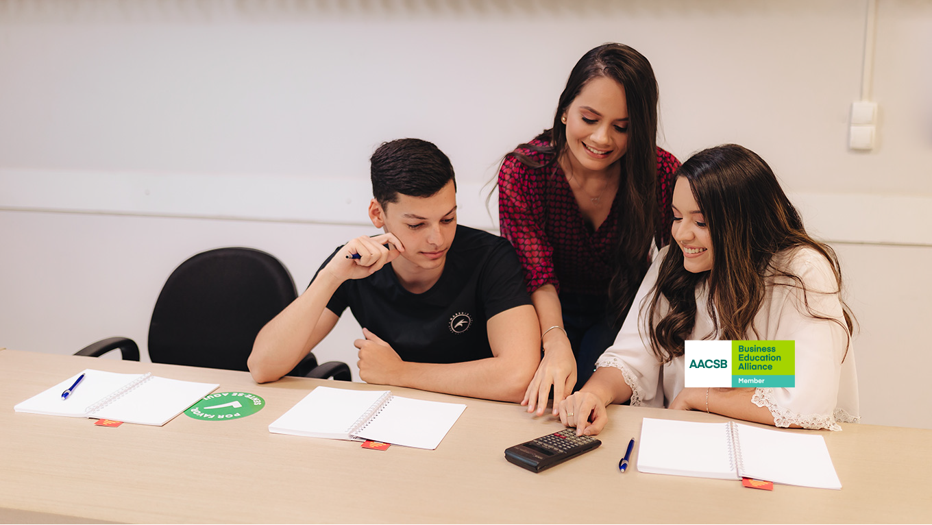 Estudantes olham para projetos e usam calculadora