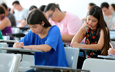 Estudantes em sala de aula