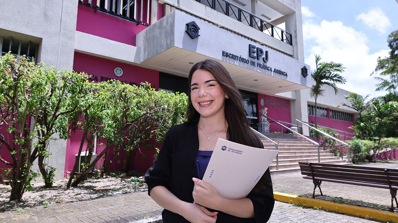 Jovem em frente ao Escritório de Práticas Jurídicas