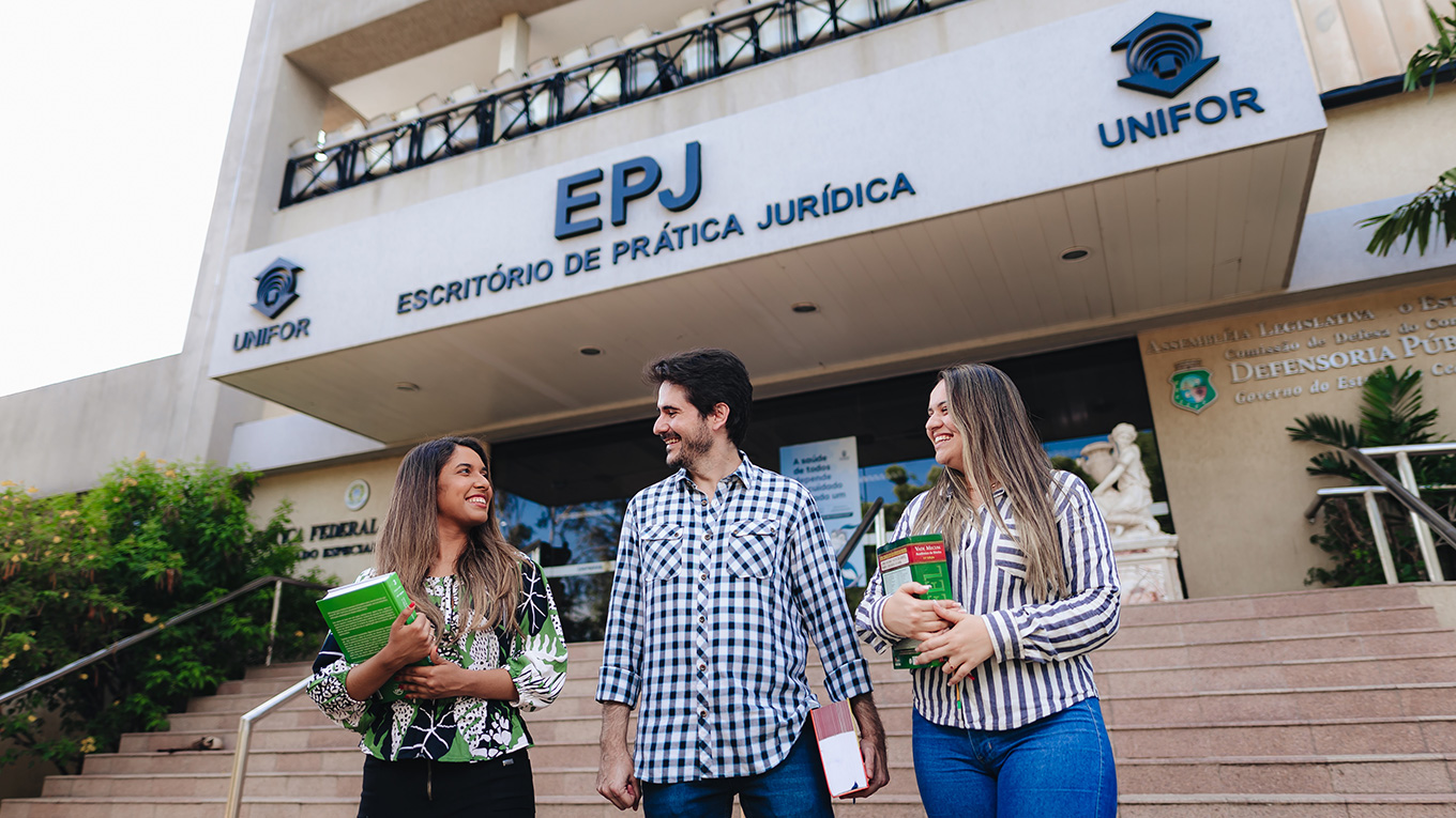 Jovens em frente ao Escritório de Práticas Jurídicas.