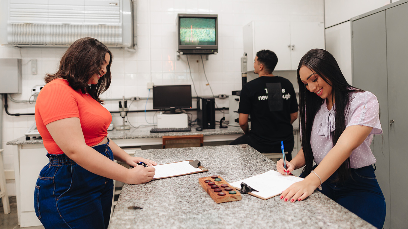 Jovens estudam no laboratório de Engenharia de Produção