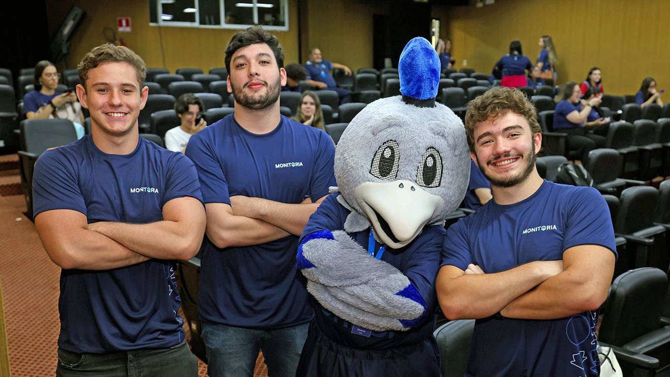 Alunos com a camisa do Programa de Monitoria reunidos no Teatro Celina Queiroz para palestra