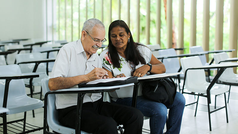 Aldo Ferreira Lima com sua cuidadora Rosilene Silva Lima. Foto: Ares Soares.