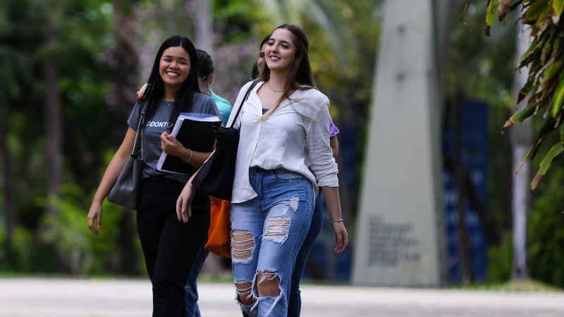 Estudantes no campus