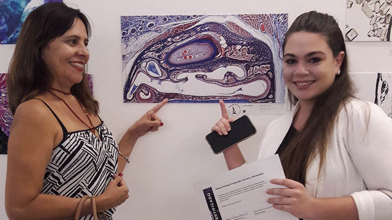 Profª Maria de Fátima Figueirêdo e a aluna Larissa Silveira de Oliveira com a imagem premiada. Foto: Arquivo pessoal.