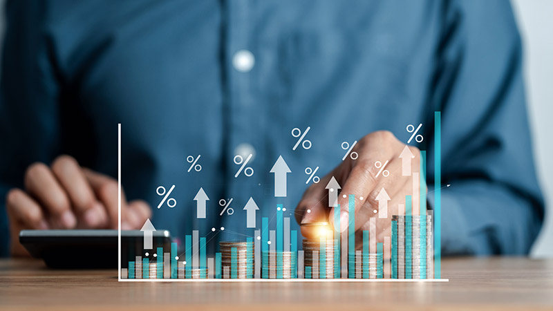 O evento econômico de maior relevância no mercado financeiro global foi resultante do anúncio do banco central norte-americano de manter a taxa de juros entre 5,25% e 5,50%. (Imagem: Getty Images)