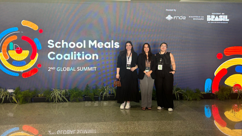 Sabrina (à esquerda), Lara (ao centro) e Giselle (à direita) estiveram presentes na 2ª Cúpula Global da Coalizão para a Alimentação Escolar (Foto: Arquivo Pessoal)