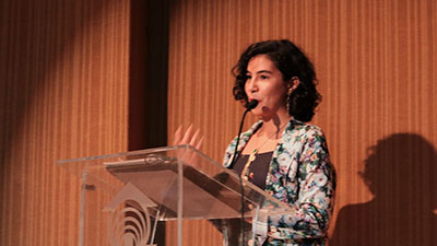 A aluna Dâmaris Damasceno, membro do Conselho do Centro de Ciências Jurídicas, explica os objetivos do projeto Adote um Calouro. (Foto: divulgação)