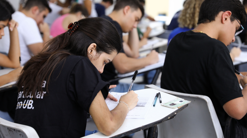 Estudantes em sala de aula realizam prova
