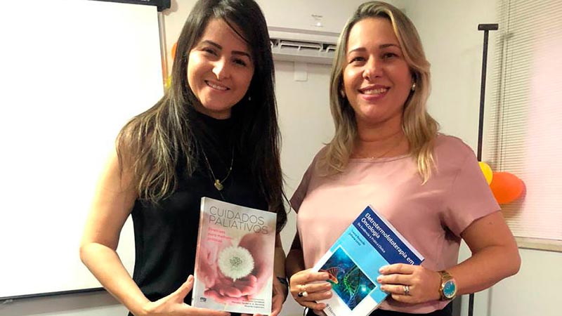 Ocasião contou com a participação da professora do curso de Estética e Cosmética, Tarciane Moura (à direita), e também da egressa Eliane Gonçalves (esq)