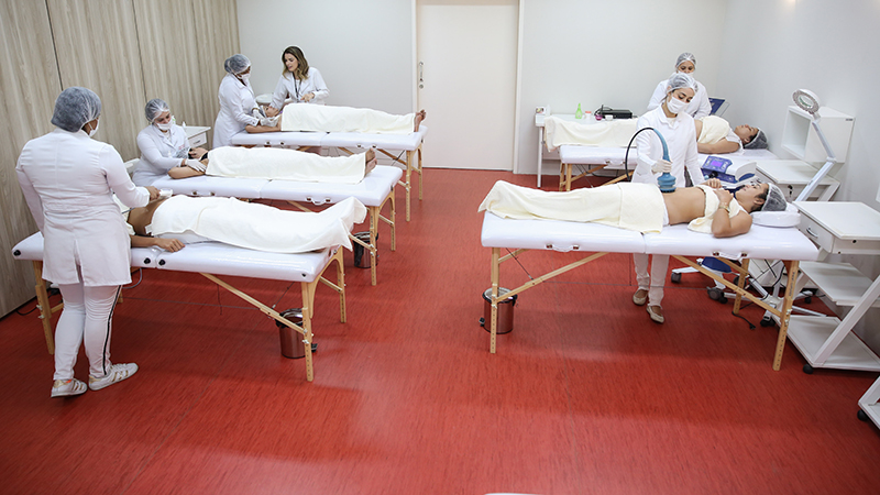 Todos os procedimentos são realizados pelos alunos, nos laboratórios de Estética e Cosmética, nos blocos EC e X, localizados na Universidade. Foto: Ares Soares.