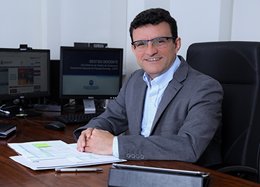 Em entrevista, o vice-reitor de Graduação da Universidade de Fortaleza, professor Henrique Sá, explica os detalhes dessa modalidade de formação (Foto: Ares Soares)