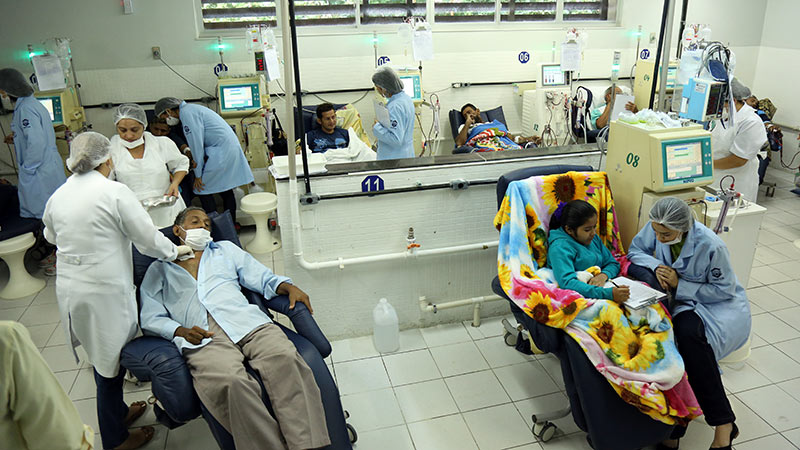 Pacientes realizam hemodiálise no Instituto do Rim do Ceará (Foto: Ares Soares)
