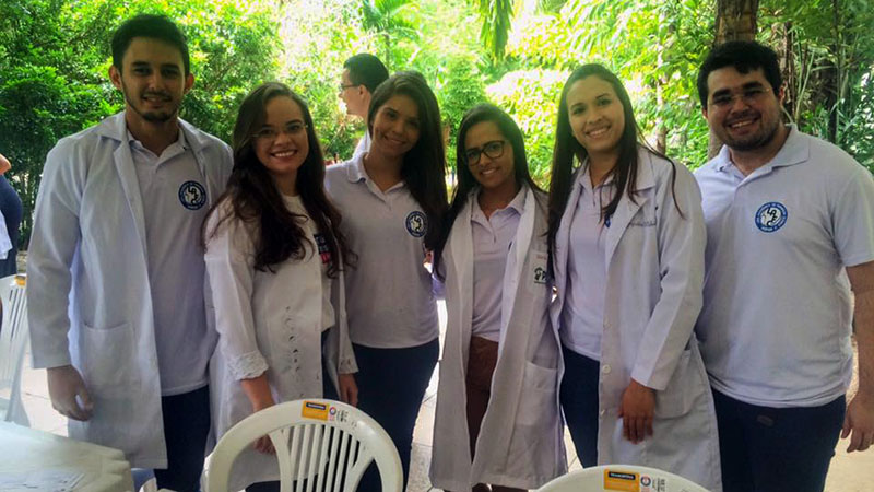 A Liga Acadêmica aproxima os alunos de Farmácia da população, auxiliando nos cuidados e mostrando o papel do profissional farmacêutico (Foto: Divulgação)