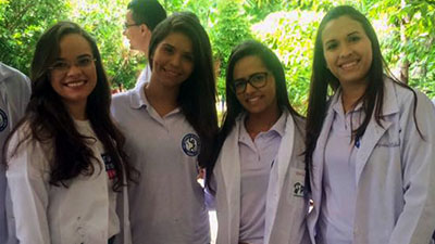 A Liga Acadêmica aproxima os alunos de Farmácia da população, auxiliando nos cuidados e mostrando o papel do profissional farmacêutico (Foto: Divulgação)