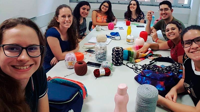 O projeto Licrô surgiu em 2019 quando a professora Angelina Medeiros criou um grupo com alunos de Medicina interessados em aprender crochê (Foto: Reprodução/Instagram)