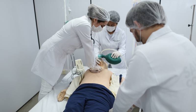 Na Universidade de Fortaleza, da Fundação Edson Queiroz, o aluno do curso de Enfermagem é capacitado para atuar nos diversos cenários da profissão na atualidade. (Foto: Ares Soares)