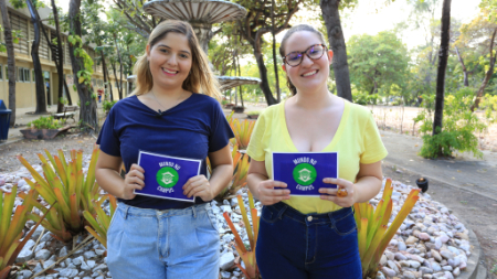 Letícia Caracas e Isabel prado, estudantes de Jornalismo da Unifor, apresentam o Mundo no Campus nesta quarta-feira, 9, às 19h (Foto: Marcelo Falcão)