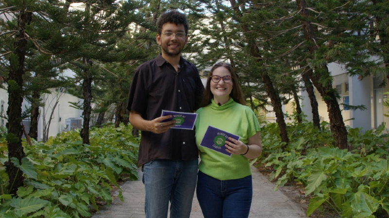 Isabel Araújo e Davinilton Aguiar, estudantes de Jornalismo da Unifor, apresentam o Mundo no Campus nesta quarta-feira, 21, às 19h (Foto: Larissa Maria)