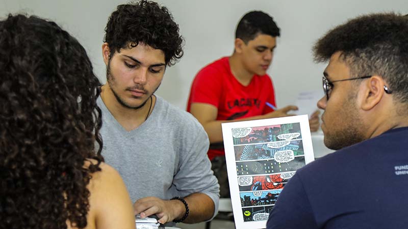 Professor Daniel Camurça usa HQ como metodologia em sala de aula. Foto: Gabriel Goersch