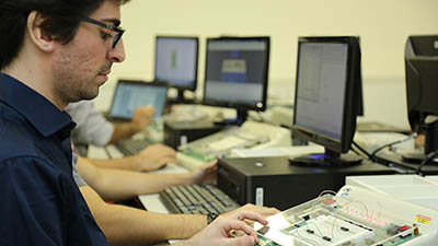 A nova matriz curricular do curso de Ciência da Computação tem como premissa a inovação e o alinhamento da teoria à prática. Foto: Ares Soares.
