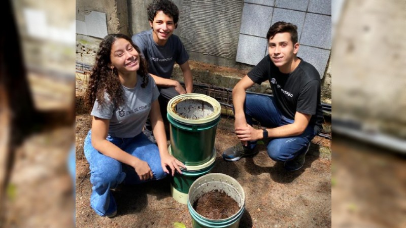 Thamirys Gomes, Thiago Angelim e Sérgio Matheus, alunos de Engenharia da Computação, fizeram a composteira como atividade complementar na Unifor (Foto: Cintia Martins)