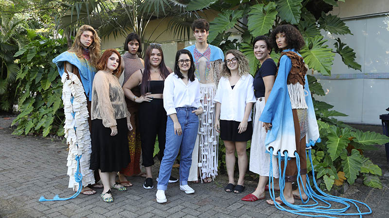 Os alunos do curso de design de moda da Universidade de Fortaleza ganharam destaque na publicação. Foto: Divulgação.