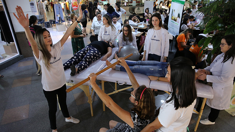 Semestralmente, os estudantes do curso de Fisioterapia da Unifor participam de ações voltadas para atendimento gratuito à população em locais públicos. Foto: Ares Soares.