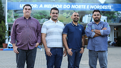 Alguns dos membros da Coodensol: Alexandre Cruz (presidente), José William (aluno de Energias Renováveis e sócio), Paulo Henrique Pereira (professor de Energias Renováveis e associado) e Daniel Diogo (vice-presidente). Foto: Ares Soares