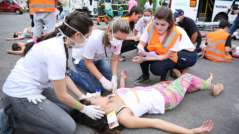 Alunos do Centro Ciências da Saúde da Unifor realizaram simulação hiper-realista de acidente de trânsito em maio de 2017 (Foto: Ares Soares)