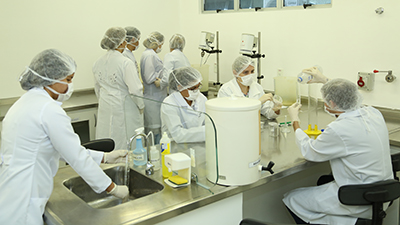 Alunos do curso de Farmácia da Unifor desenvolvem testes de produtos e cosméticos em parceria do Grupo Boticário. Foto: Ares Soares