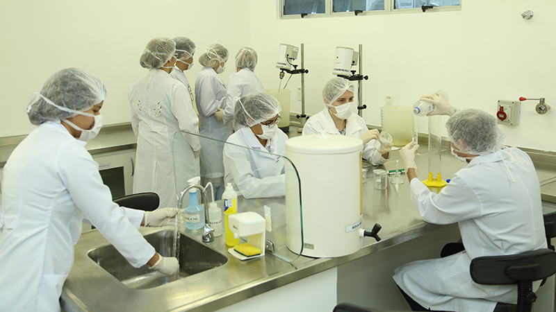 Alunos do curso de Farmácia da Unifor desenvolvem testes de produtos e cosméticos em parceria do Grupo Boticário. Foto: Ares Soares