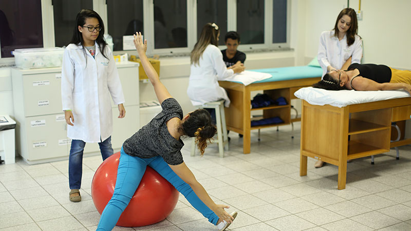 O egresso do curso de Fisioterapia da Unifor é qualificado para atuar em várias áreas (Foto: Ares Soares)