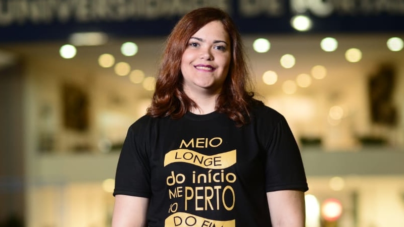 Giovanna Frota Barros é estudante do curso de Farmácia da Universidade de Fortaleza e foi contemplada com o Programa de Bolsas Santander (Foto: Arquivo pessoal)