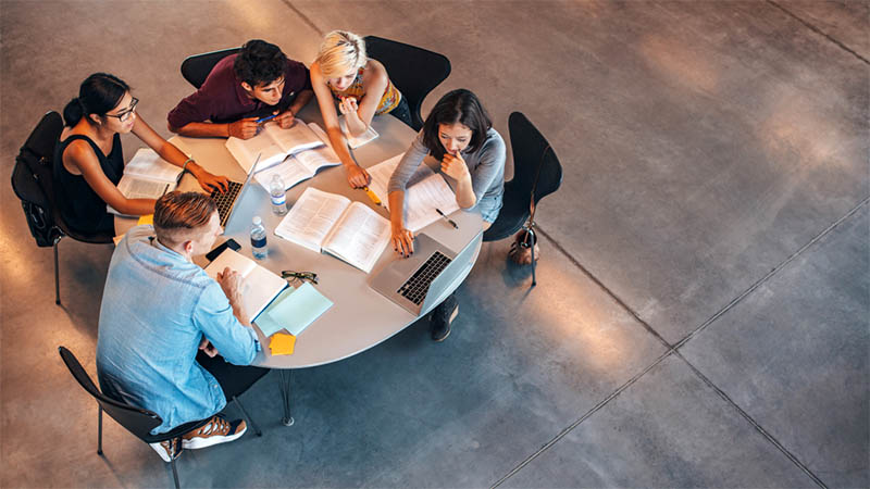 Os grupos possuem horários fixos de acordo com a conveniência e a necessidade dos alunos, respeitando os horários de aula ou das disciplinas ofertadas.