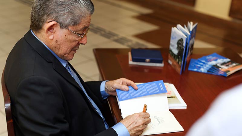 Professor lança livro na Universidade de Fortaleza (Foto: Ares Soares)