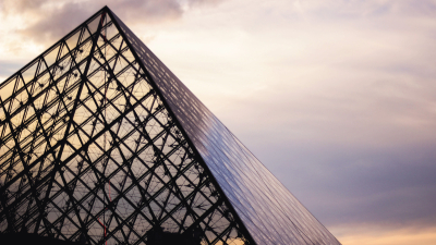 Maior museu de arte do mundo, o Louvre está na programação da Missão Paris (Foto: Freepik)