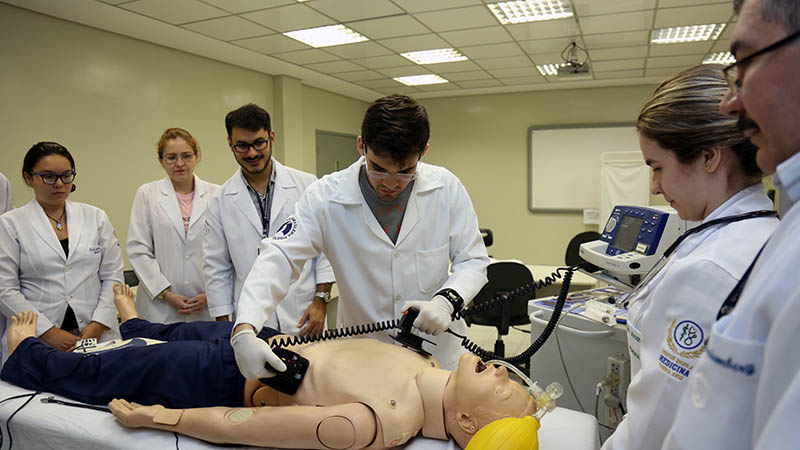 No curso de Medicina da Unifor, você é preparado para exercer uma profissão complexa, com muitas opções de atuação profissional no campo clínico (Foto: Ares Soares)