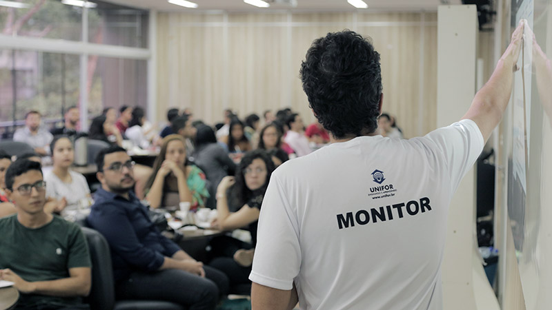 O aluno monitor dá suporte ao processo de aprendizagem dos alunos da disciplina a qual monitora (Foto: Ares Soares)