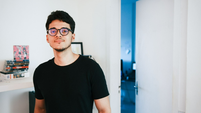 “O audiovisual é uma das formas mais lindas e potentes de acompanhar uma história”, afirma Bruno Paes, diretor e roteirista de cinema (Foto: Esaú Pereira)