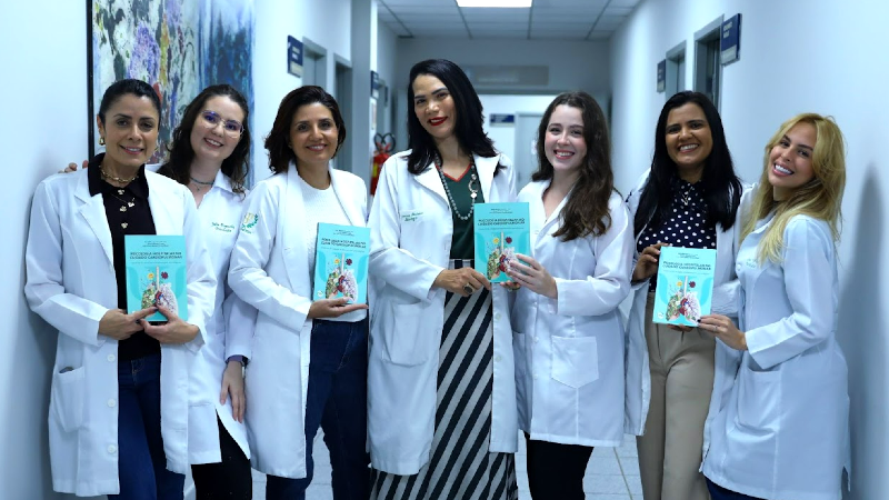 A professora Janara Lopes junto às alunas Luciana Rocha Lopes, Julie Moreira Donnell, Valéria de Arruda Silva, Layz Veras de Melo, Francisca Maria Cruz e Giulia Maslowa Menezes (Foto: Marjorie Zaranza)